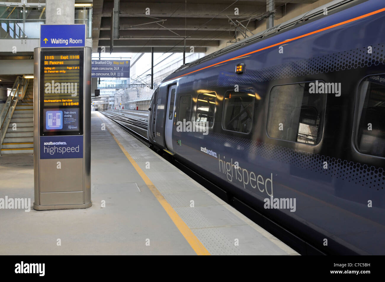Southeastern alta velocità giavellotto treno alla stazione Internazionale di Stratford piattaforma adiacente al 2012 Olympic Park & Westfield Shopping Londra Inghilterra REGNO UNITO Foto Stock