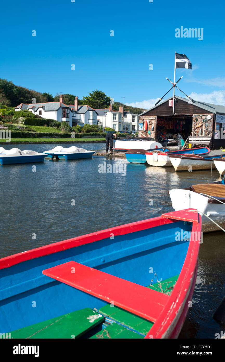 Casa in barca sul canale a Bude Foto Stock