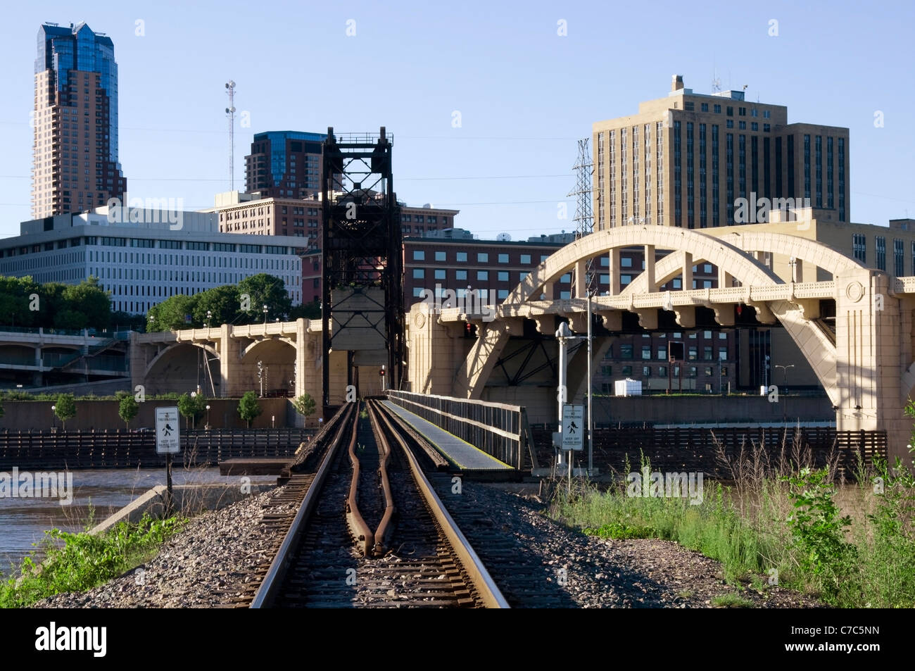 San Paolo Union Pacific il sollevamento verticale ponte che attraversa il fiume Mississippi in Saint Paul Minnesota e Robert Street Bridge Foto Stock