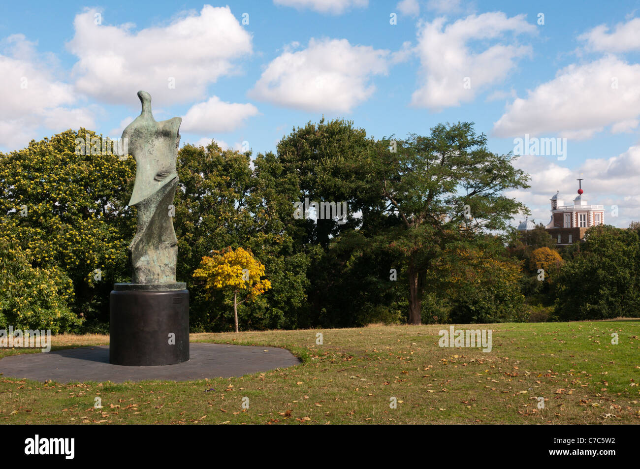 La scultura "grande standing figura: Knife Edge" di Henry Moore in Greenwich Park, Londra Foto Stock