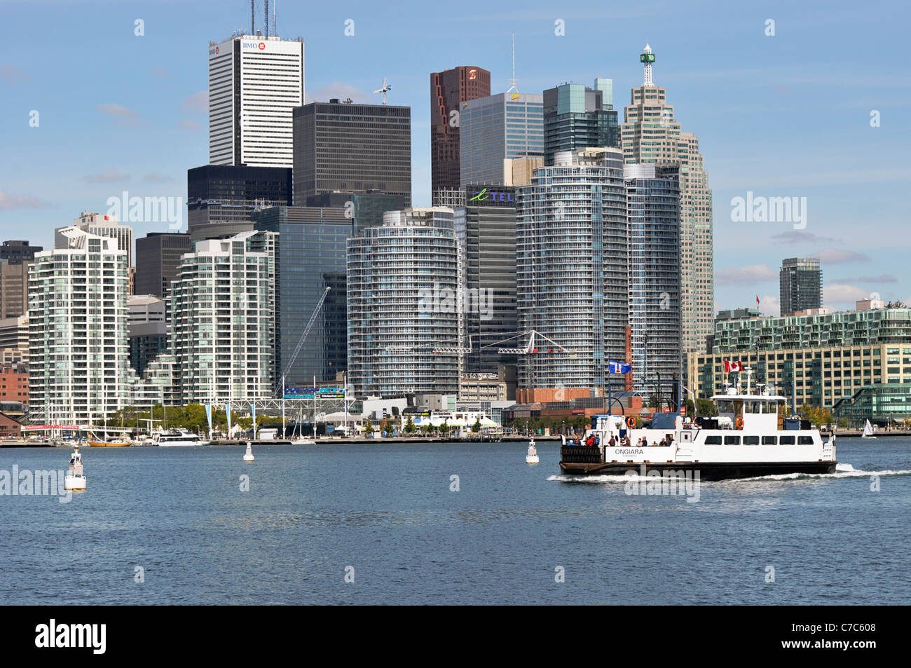 Toronto vista del porto, alto luogo Condos, barca sul lago, centro finanziario Foto Stock