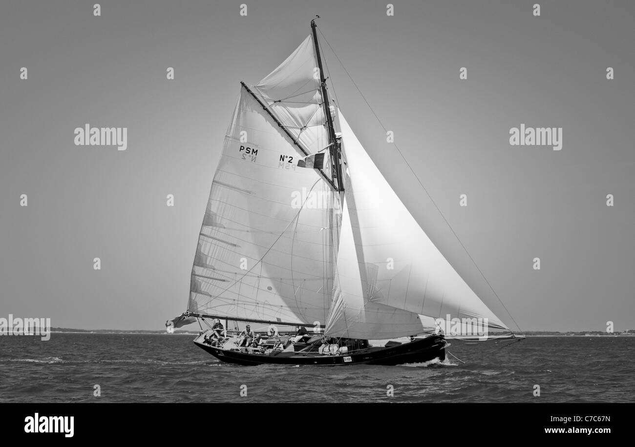 Inglese antico yacht a vela di taglio. Golfo del Morbihan, Brittant, in Francia, in Europa. Foto Stock