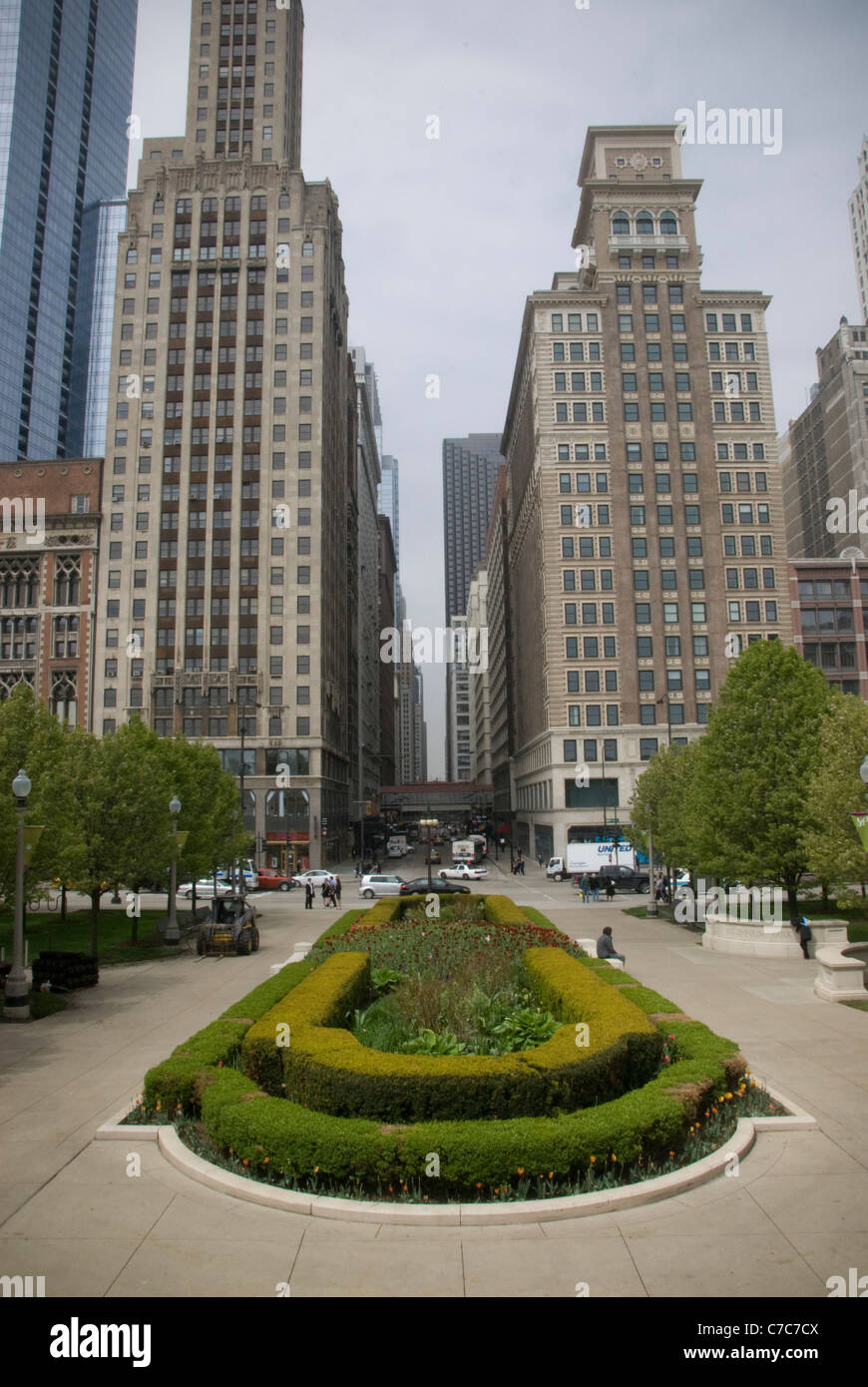 Guardando lungo Madison Street dal Millennium Park di Chicago, Illinois, Stati Uniti d'America Foto Stock
