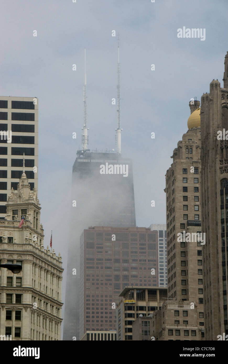 Nuvole attorno a John Hancock Center, Chicago, Illinois, Stati Uniti d'America Foto Stock