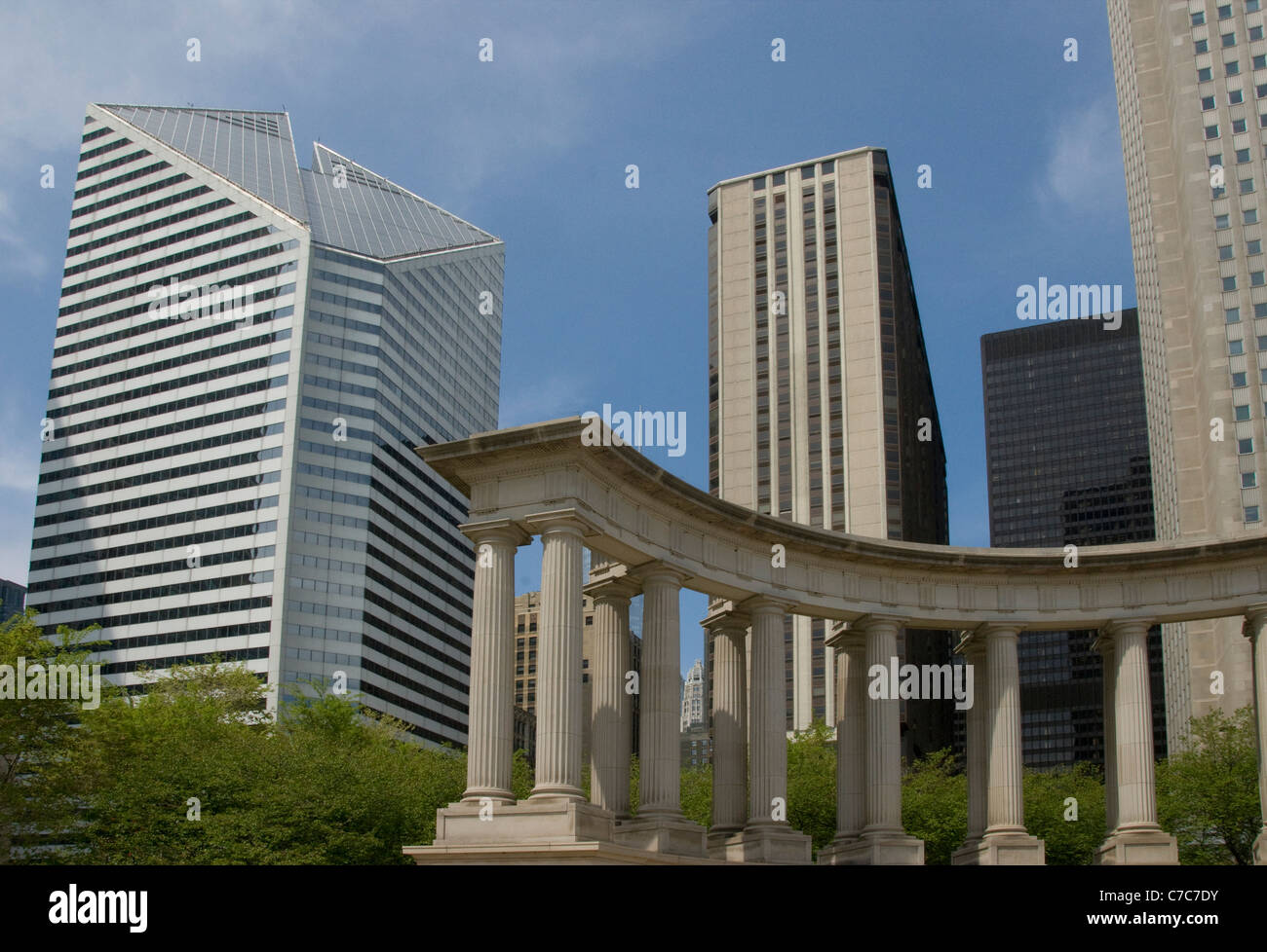 Il Millennium Park Monument e grattacieli, Chicago, Illinois, Stati Uniti d'America Foto Stock