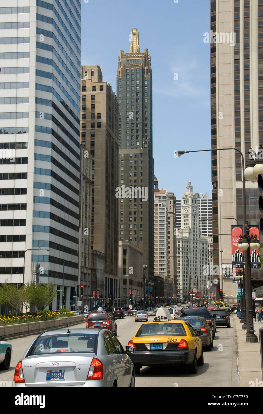Il traffico su Michigan Avenue, Chicago, Illinois, Stati Uniti d'America Foto Stock