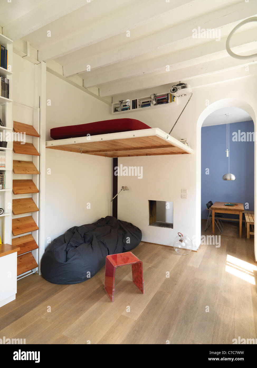 Letto sospeso al di sopra del divano in appartamento moderno con pavimento in legno Foto Stock