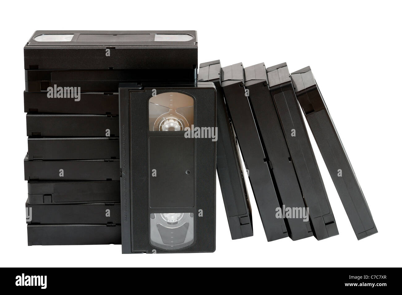 Pila di vecchi modelli di videocassette VHS isolati su sfondo bianco Foto Stock