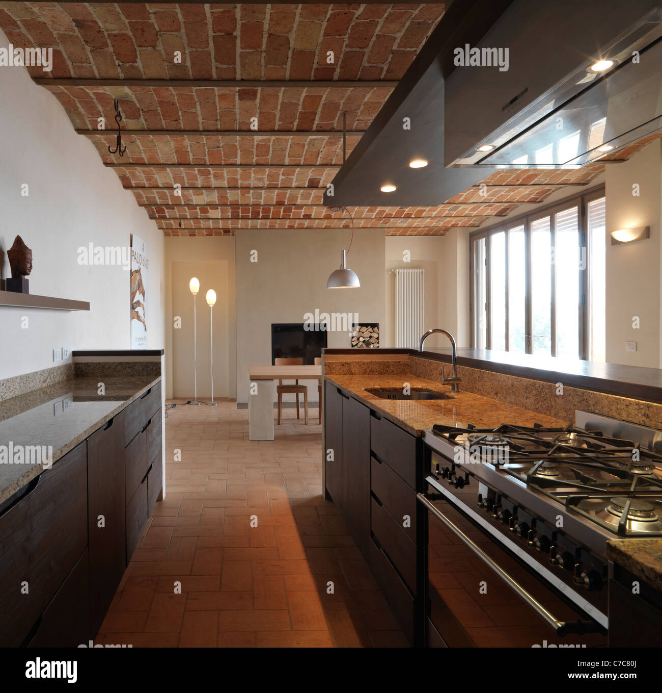 Cucina moderna in casa rustico con soffitto in cotto e pavimento in  terracotta Foto stock - Alamy