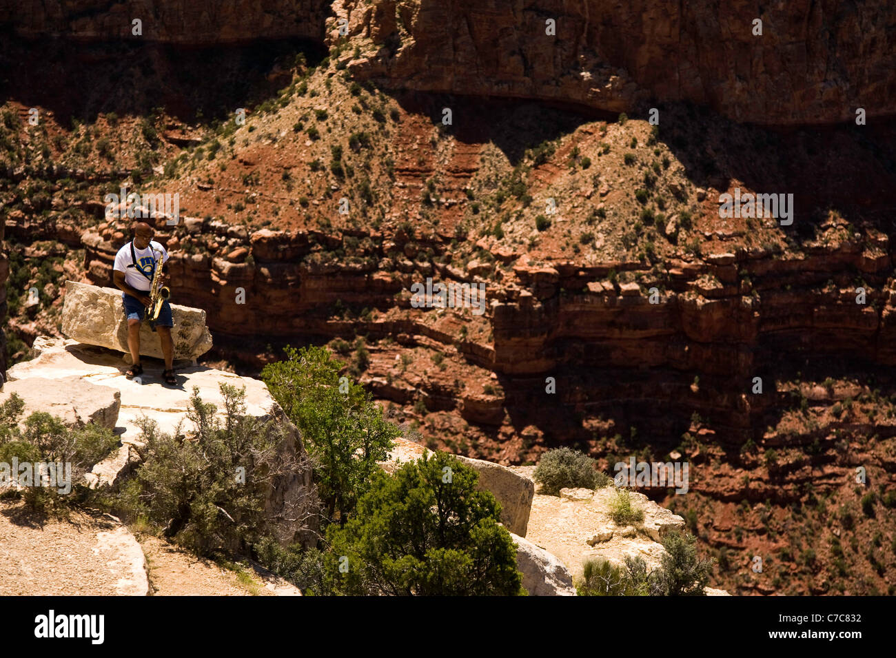 Un uomo svolge il suo sassofono sul bordo del Grand Canyon (South Rim) Parco Nazionale Arizona USA Foto Stock
