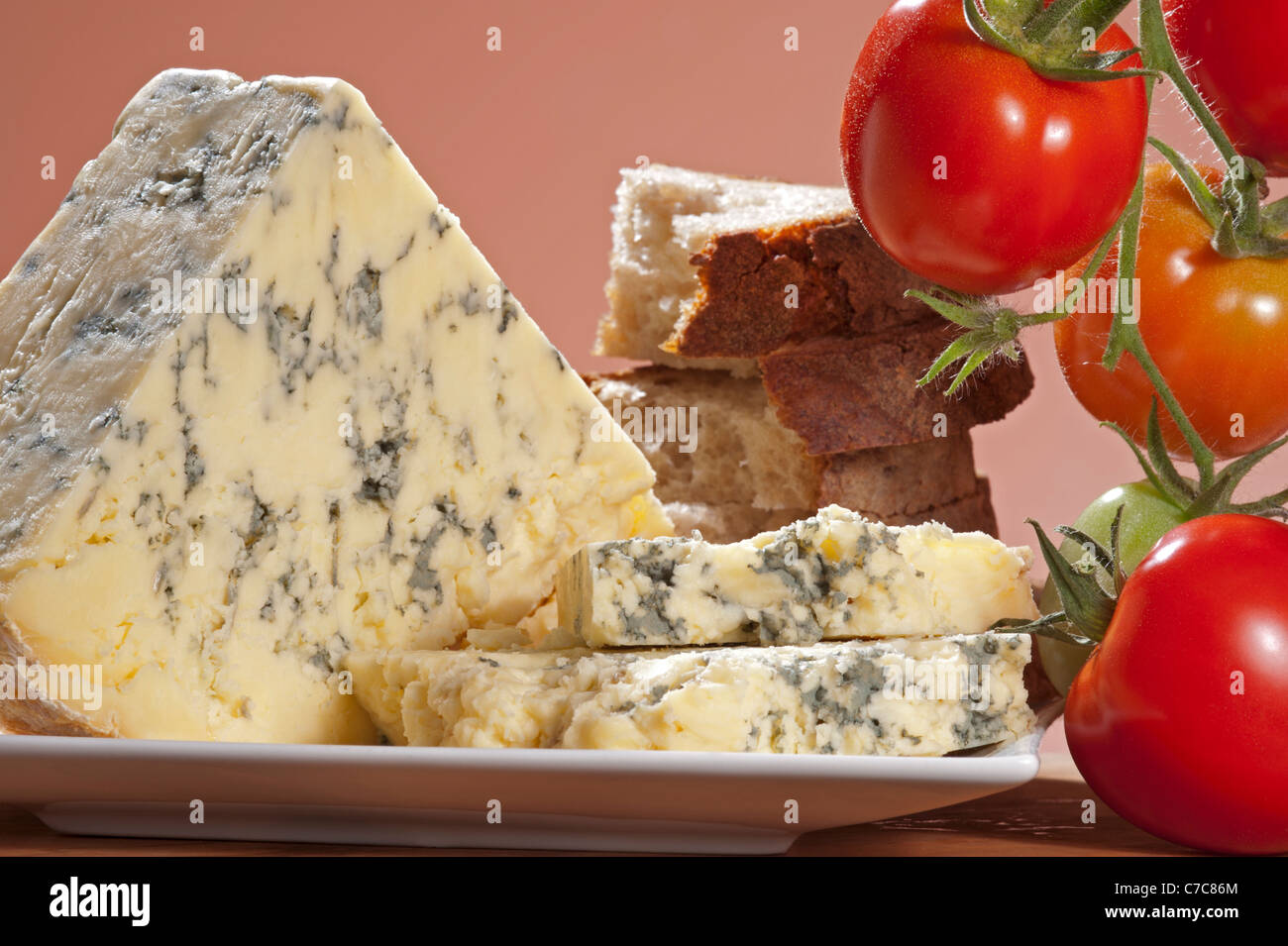 Fetta di pieno di grasso morbido formaggio blu Foto Stock