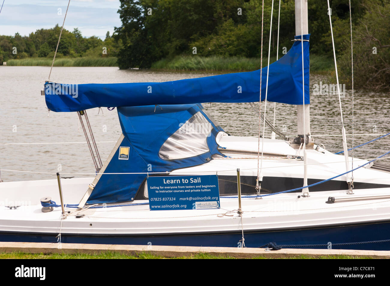 Imparare a navigare in Fairhaven bosco e acqua da giardino in Sud Walsham , Norfolk , Inghilterra , Inghilterra , Regno Unito Foto Stock