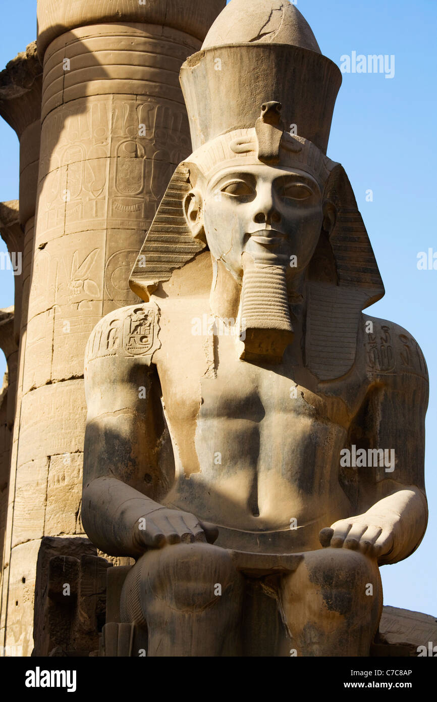 Seduto colossale statua di Ramses II, Tempio di Luxor Luxor Egitto Foto Stock