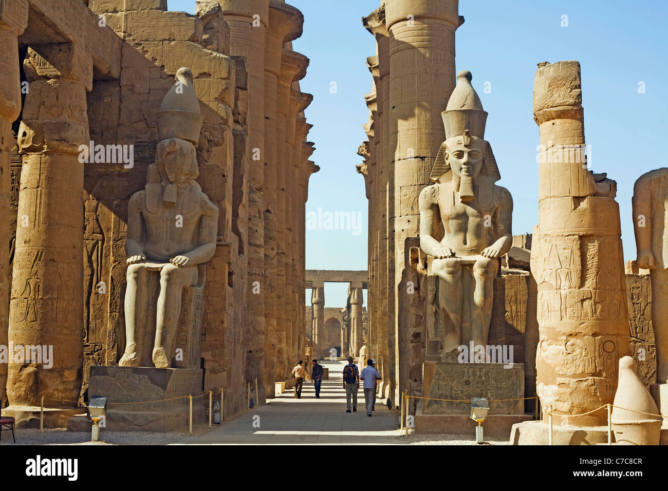 Seduto Colossi di Ramses II e Colonnato di Amenofi III, Tempio di Luxor Luxor Egitto Foto Stock