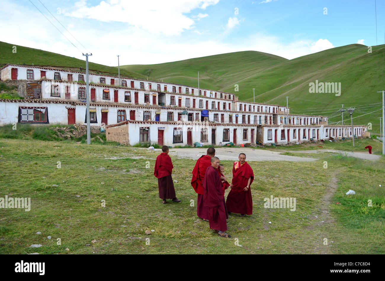 I monaci del monastero o gompa, Sershu Dzong, Sichuan, in Cina. Sershu Foto Stock