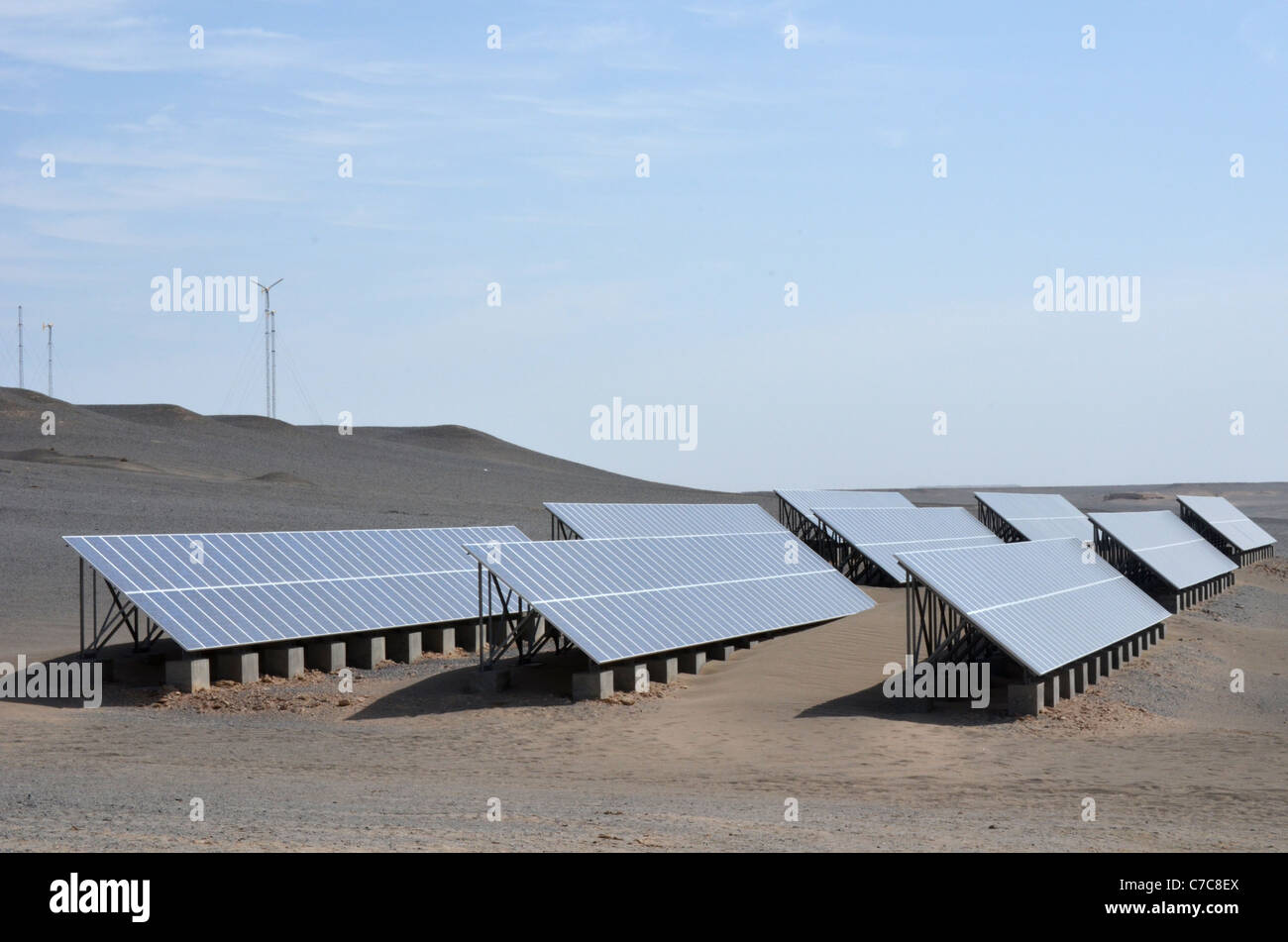 Una banca di energia solare (electrovoltaic) pannelli e mulini a vento alimenta l'accoglienza turistica del Yadan National Park, Gansu, Cina Foto Stock