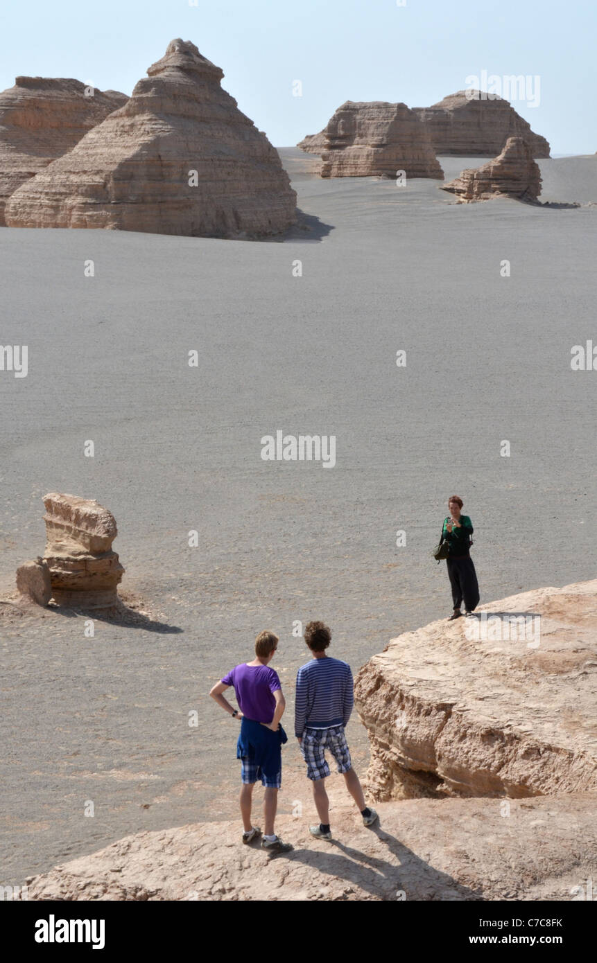 I turisti posano per una istantanea al Yadan landforms, provincia di Gansu, Cina Foto Stock