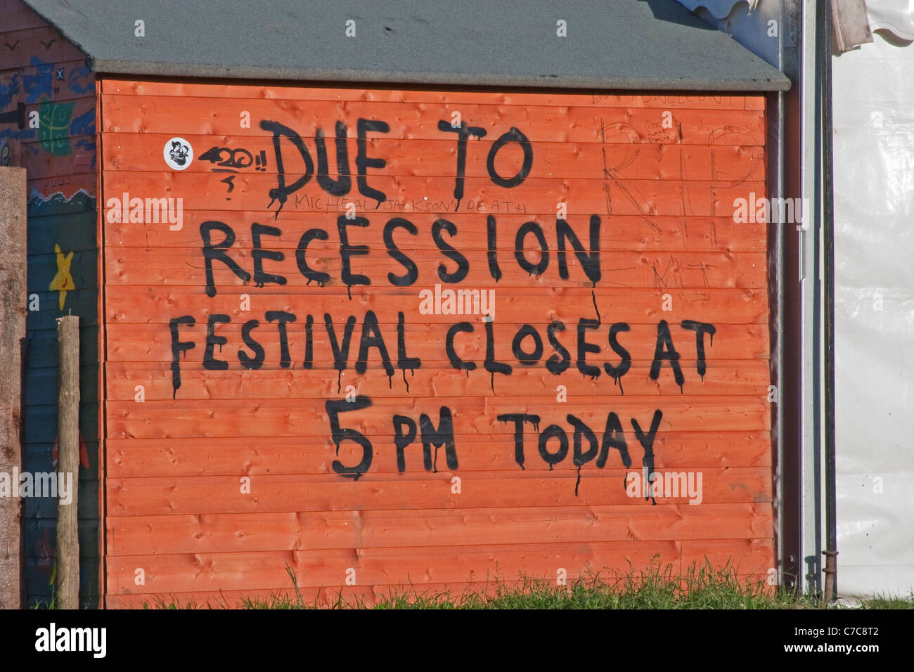 Divertente graffiti su recessione e membro dell'economia su capannone a Glastonbury Festival Foto Stock