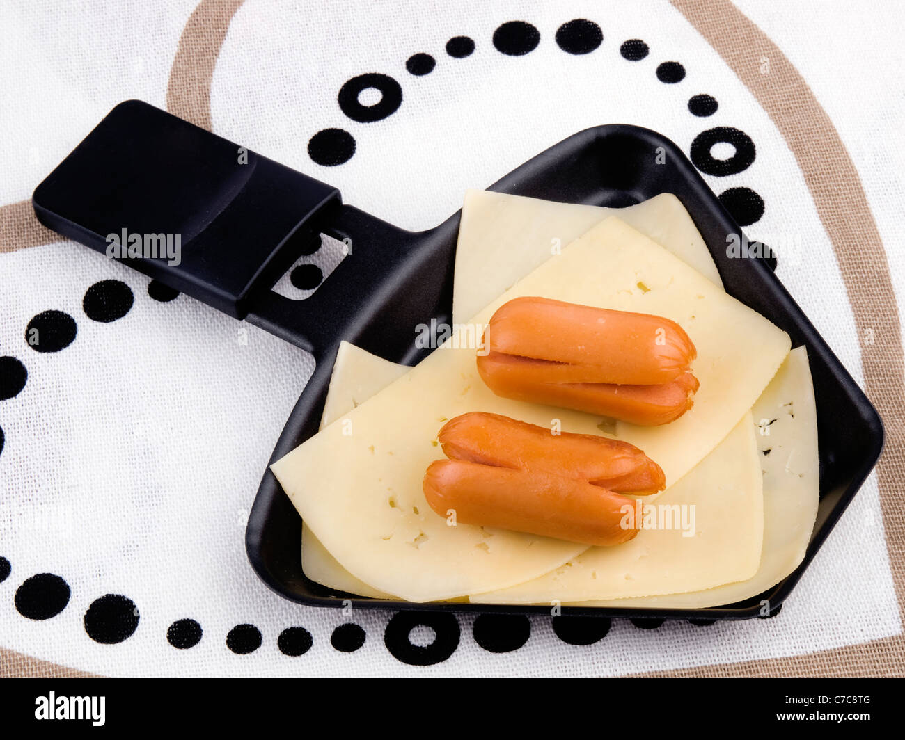 La raclette pan con formaggio e salsicce da cocktail Foto Stock