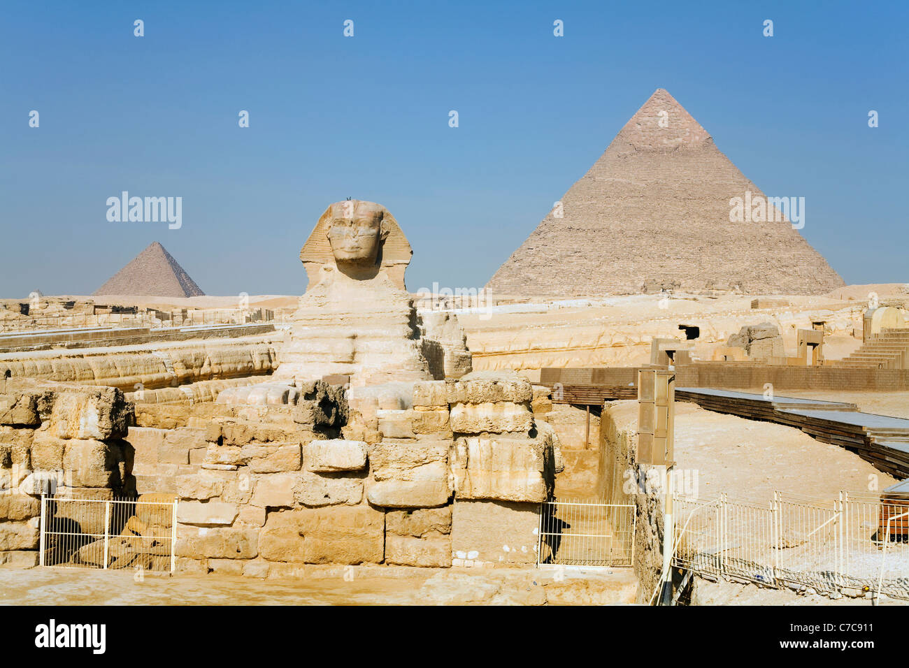 La Grande Sfinge e le Piramidi di Khafre e Menkaure all'Altopiano di Giza a Il Cairo, Egitto Foto Stock