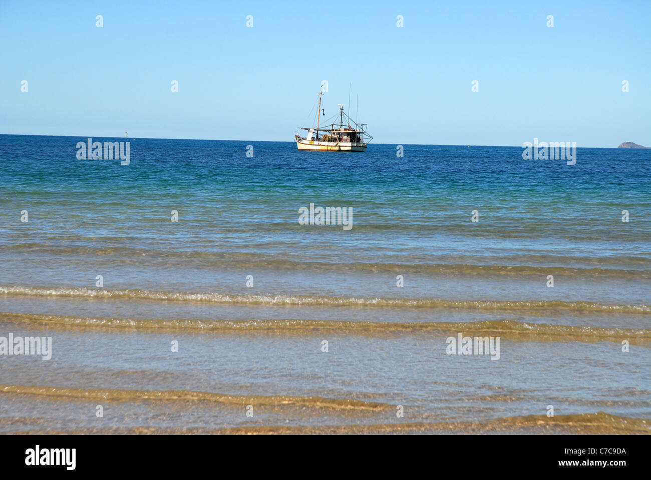 Barca da pesca ancorate al di fuori di una barriera corallina, firenze bay, Magnetic Island, Queensland, Australia Foto Stock