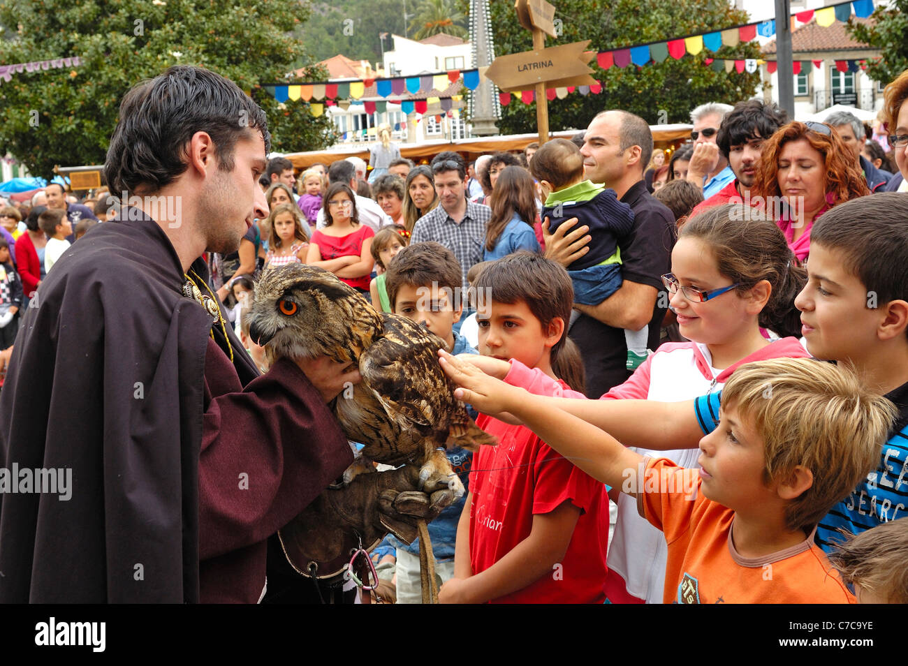 Gufo reale a una mostra di falconeria durante la festa medievale. Vila Nova de Cerveira, Portogallo. Foto Stock