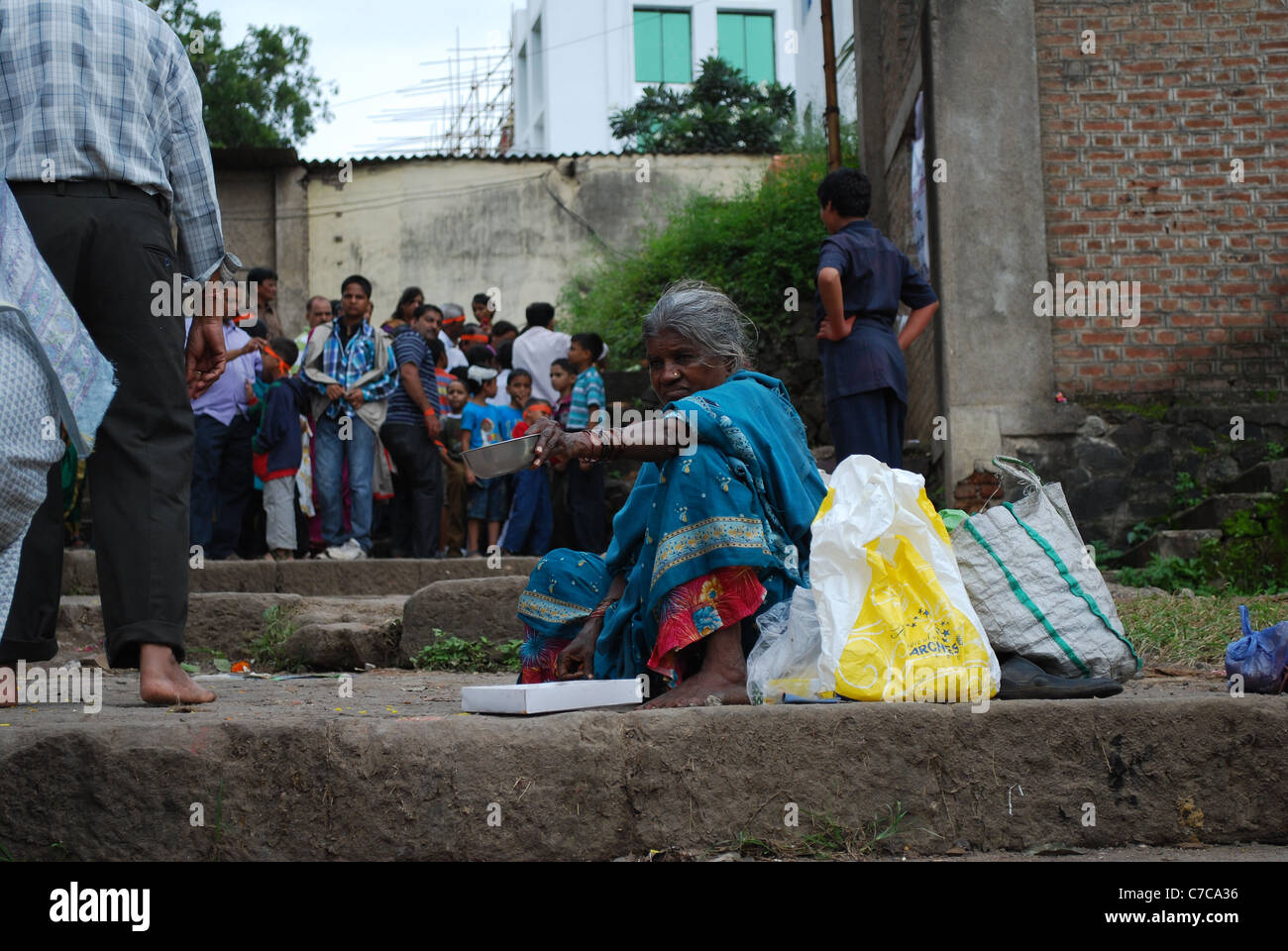 Una vecchia donna mendicante Foto Stock