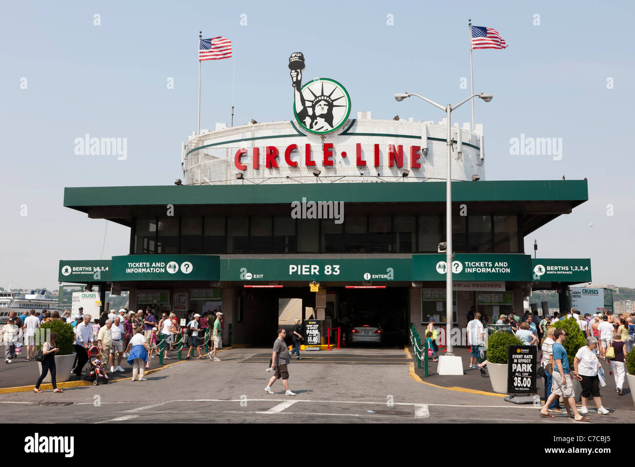 La Circle Line sightseeing cruise edificio su Pier 83 nella città di New York. Foto Stock