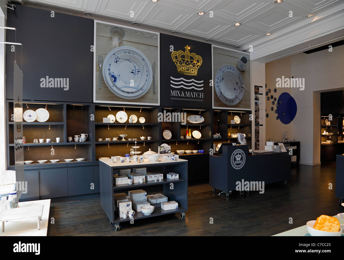 Visualizzazione delle pieghe blu Mega design in Royal Copenhagen negozio di porcellana sulla principale via dello shopping e la via pedonale Strøget, Copenhagen, Danimarca Foto Stock