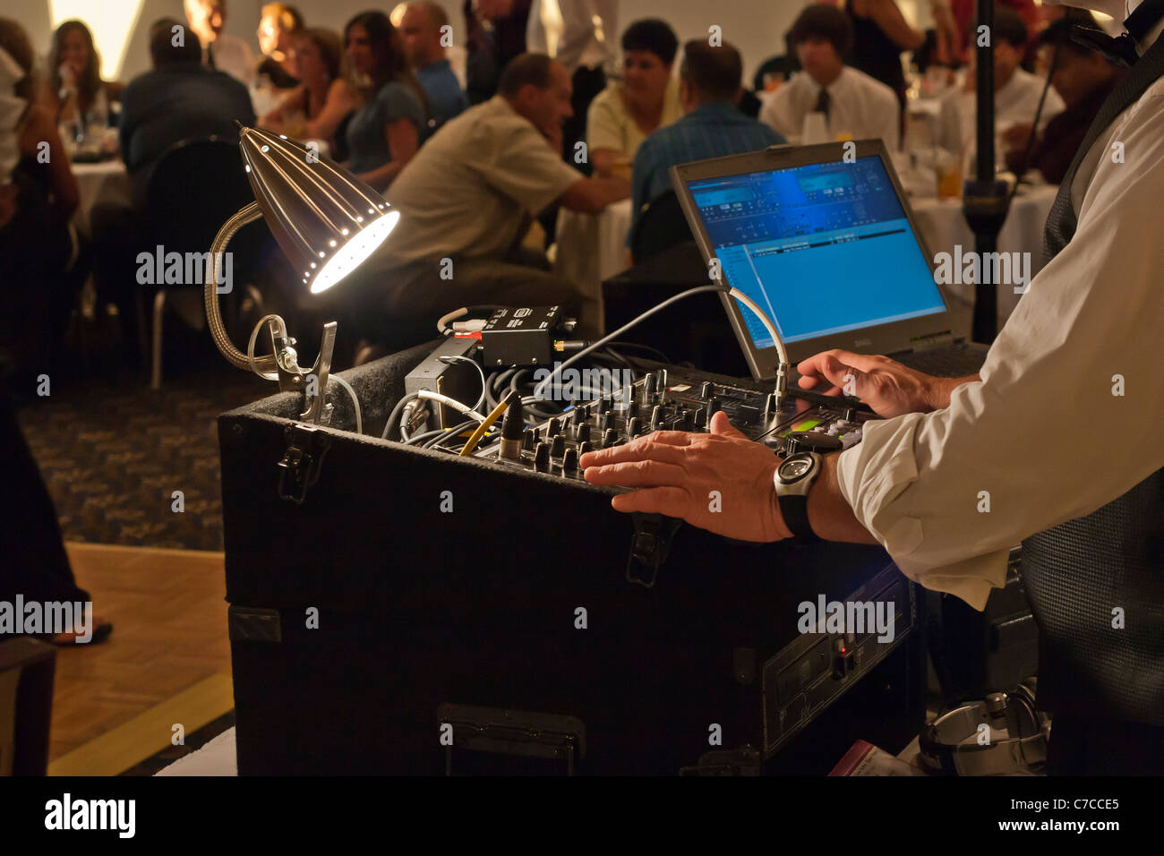 Ospiti di matrimoni americani durante il ricevimento nuziale disco jokey durante la festa di ricevimento negli Stati Uniti vita quotidiana sfocata sfondo offuscato ad alta risoluzione Foto Stock