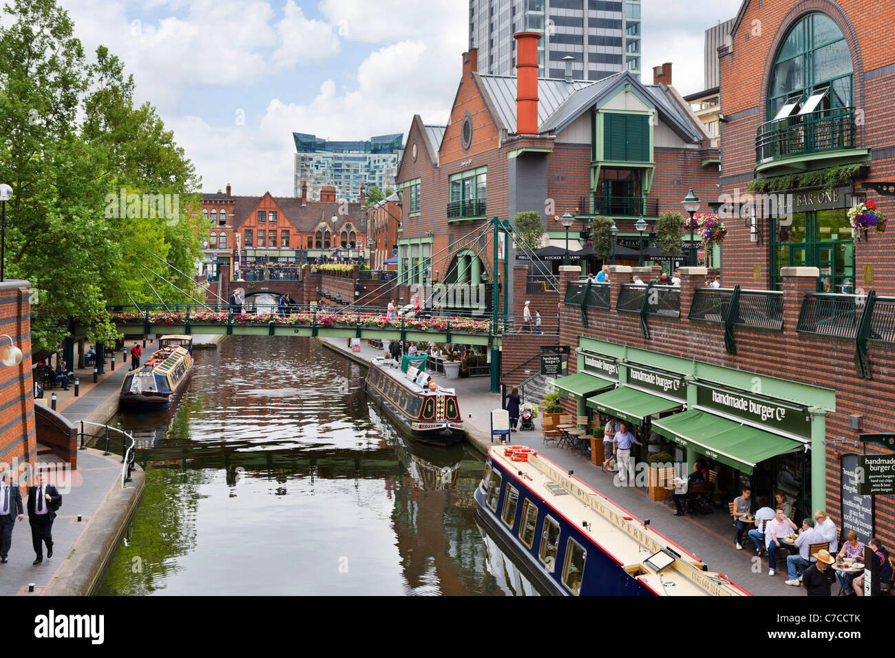 Narrowboats davanti a ristoranti sul canale al posto Danielle, Birmingham, West Midlands, England, Regno Unito Foto Stock