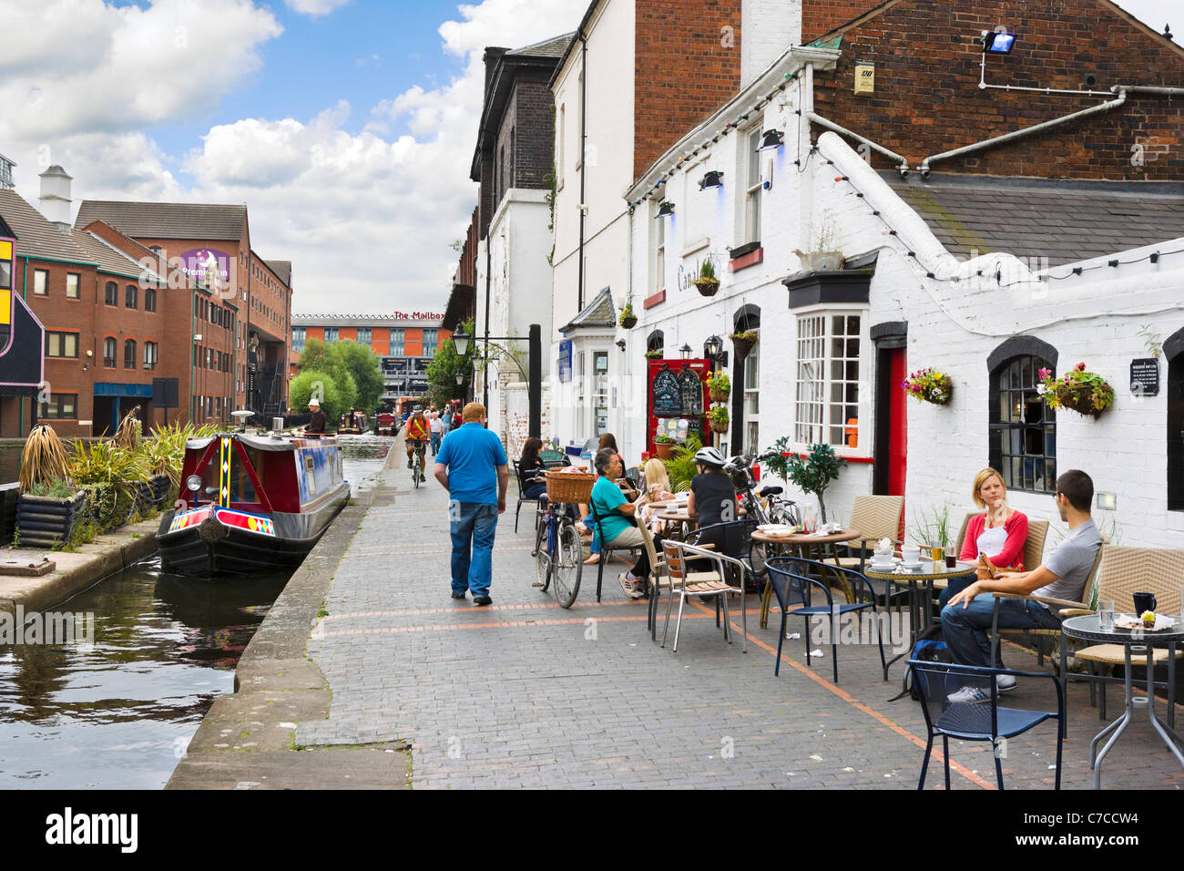 Banca Canale di Beagle cafe a Gas Street Basin con il Premier Inn e il centro della cassetta postale nella distanza di Birmingham West Midlands, Inghilterra Foto Stock