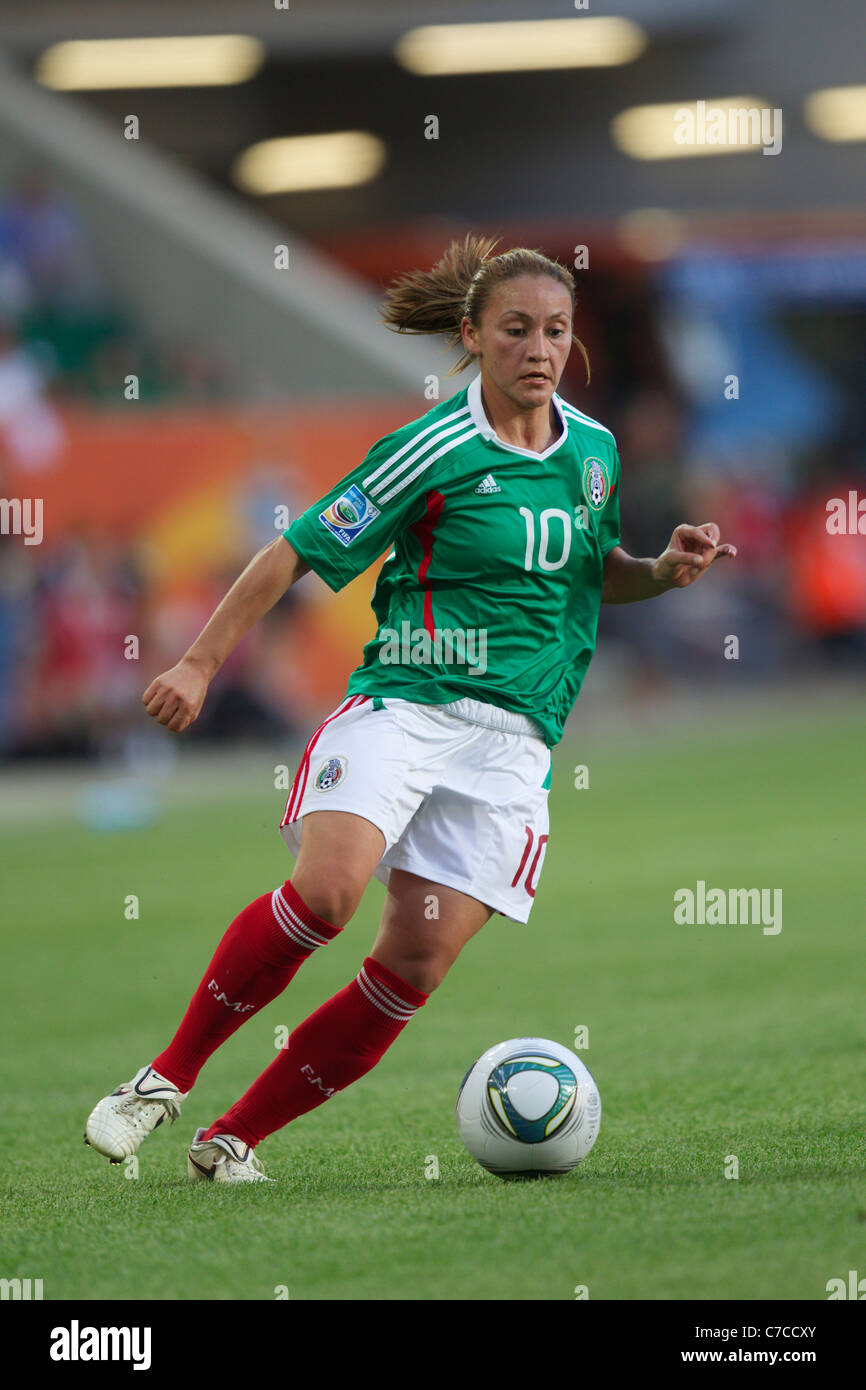 Dinora Garza del Messico in azione durante una partita di Coppa del mondo femminile FIFA contro l'Inghilterra a Wolfsburg, Germania. Foto Stock
