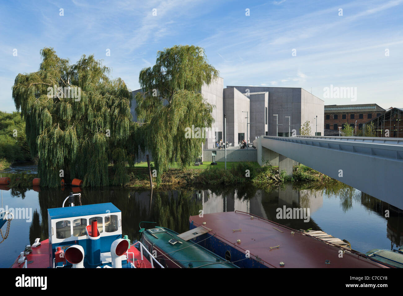 La Hepworth Wakefield galleria d'arte visto attraverso il fiume Calder, Wakefield, West Yorkshire, Regno Unito Foto Stock