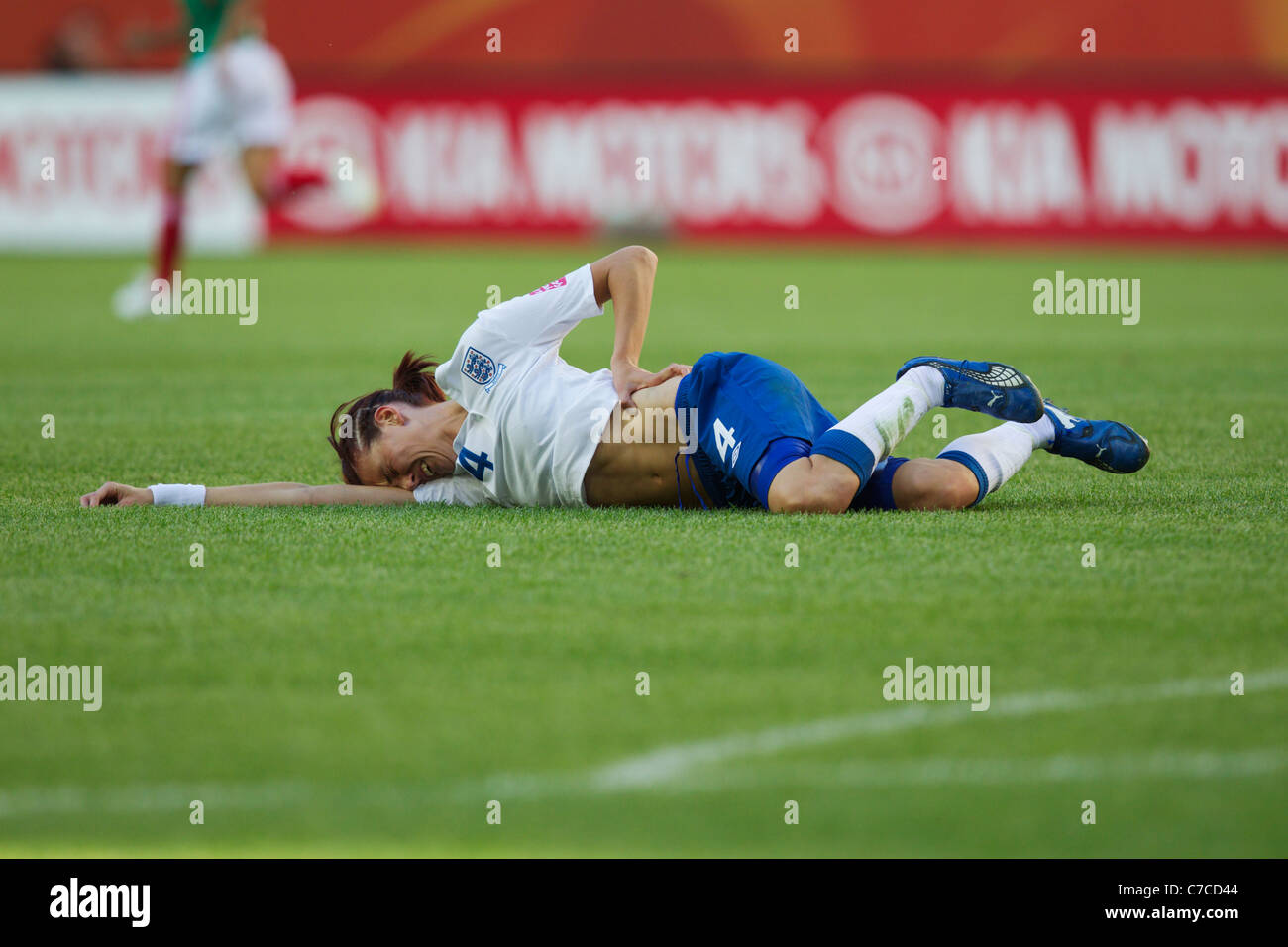 L'Inghilterra Jill Scott si lamenta dopo essere stato scosso durante una partita del girone B della Coppa del mondo femminile contro il Messico a Wolfsburg, in Germania. Foto Stock