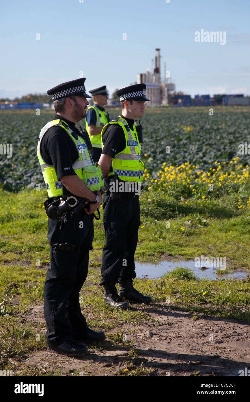 La polizia del Lancashire a Camp Frack protesta Encampment & marzo contro la fratturazione idraulica dell'acqua & la produzione di shale-gas a Becconsall, Banks, Southport. Foto Stock