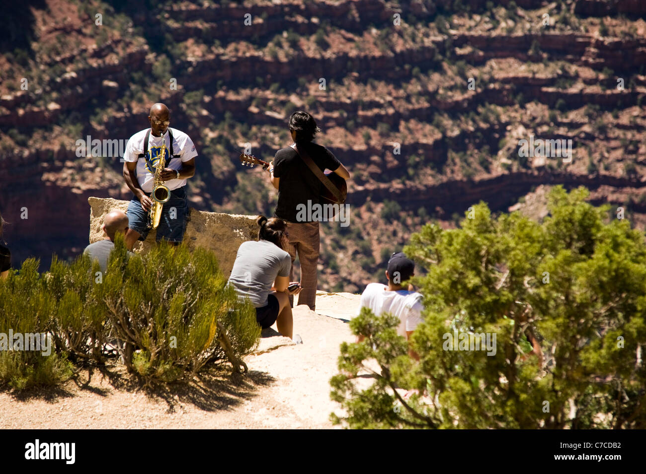 Un uomo svolge il suo sassofono sul bordo del Grand Canyon South Rim Arizona USA Foto Stock