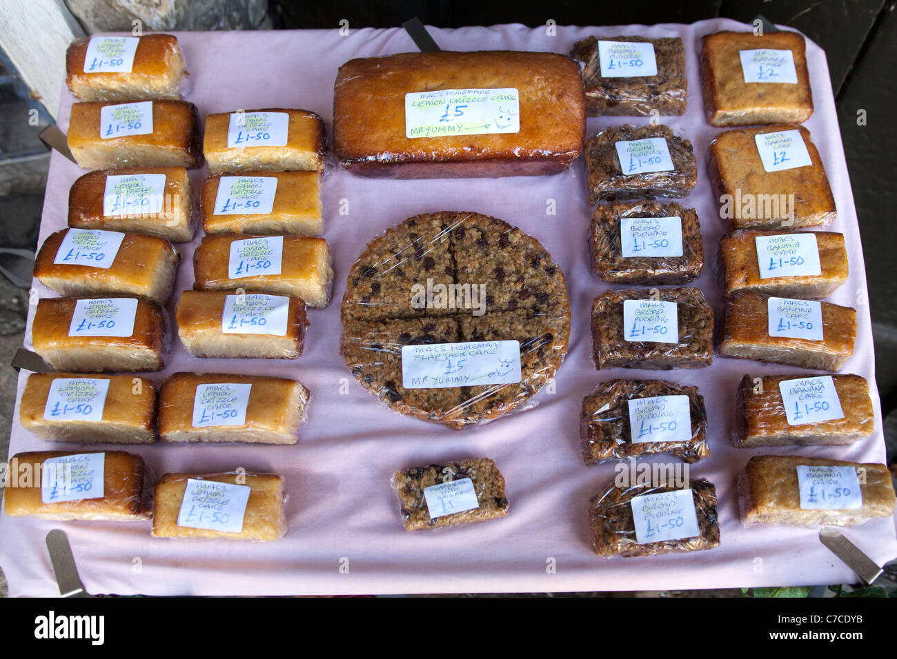 Home torta fatta in stallo al di fuori del cottage in Castle Combe Wiltshire Foto Stock