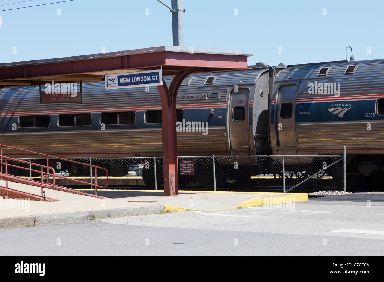 Un southbound Amtrak Northeast regionale treno passeggeri effettua una fermata alla stazione di New London, Connecticut. Foto Stock