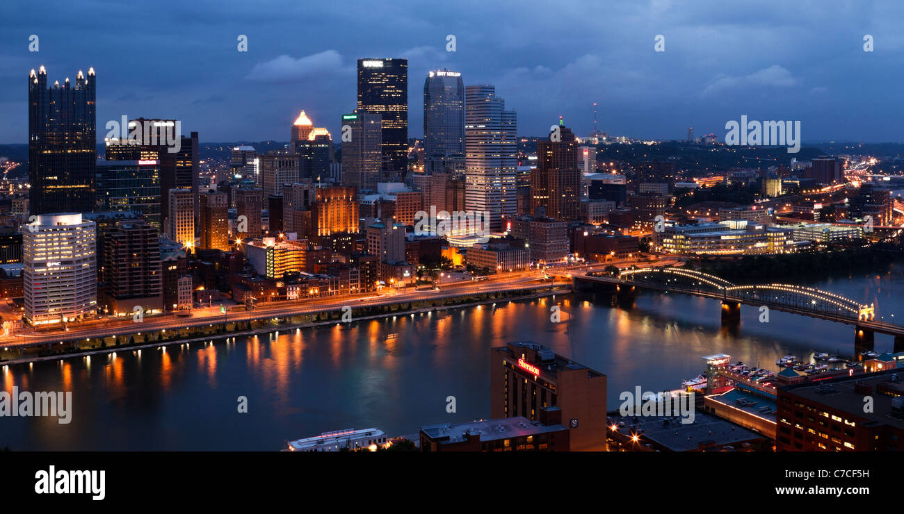 La vista di Pittsburgh, Pennsylvania da Mount Washington al tramonto. Foto Stock