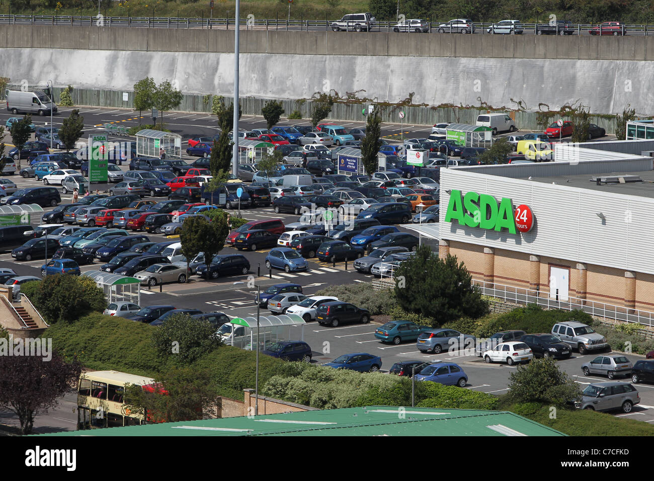 Vista generale di una ASDA car park e superstore in Hollingbury, Brighton East Sussex, Regno Unito. Foto Stock