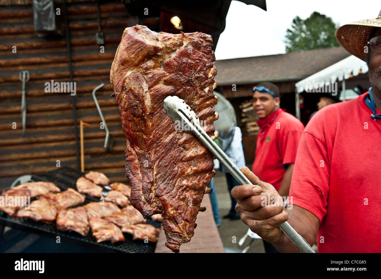 Un cuoco è in attesa di un grande pezzo di BBQ Ribs a Puyallup Country Fair Foto Stock