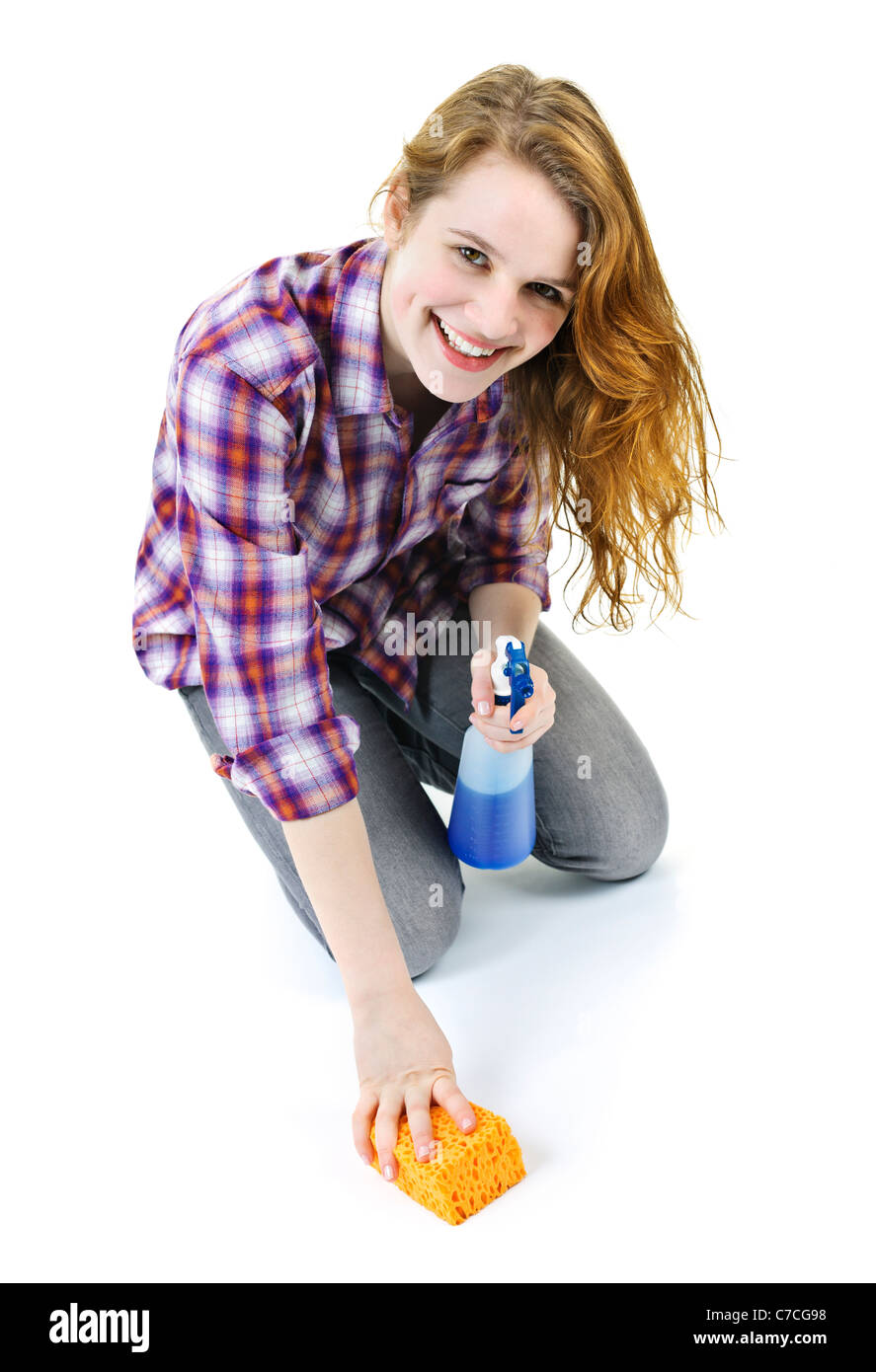 Sorridente giovane donna di pulizia con pavimento di materiali per la pulizia isolato su bianco Foto Stock