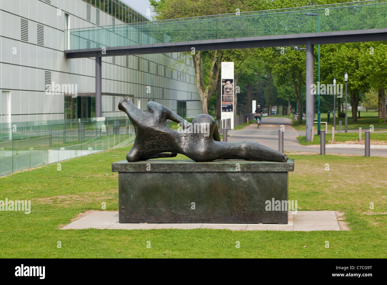 La scultura di Henry Moore- 'figura distesa'. Al di fuori del Sainsbury Centre. University of East Anglia di Norwich. Norfolk. Foto Stock