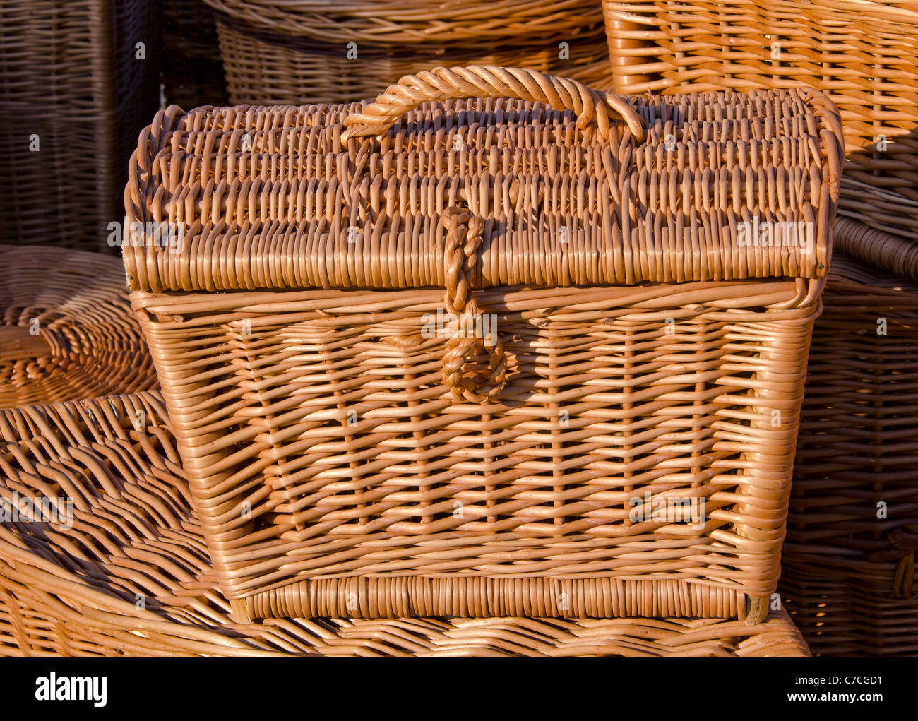 Un sacco di legno fatti a mano cesto in vimini con coperchio e maniglia. Foto Stock