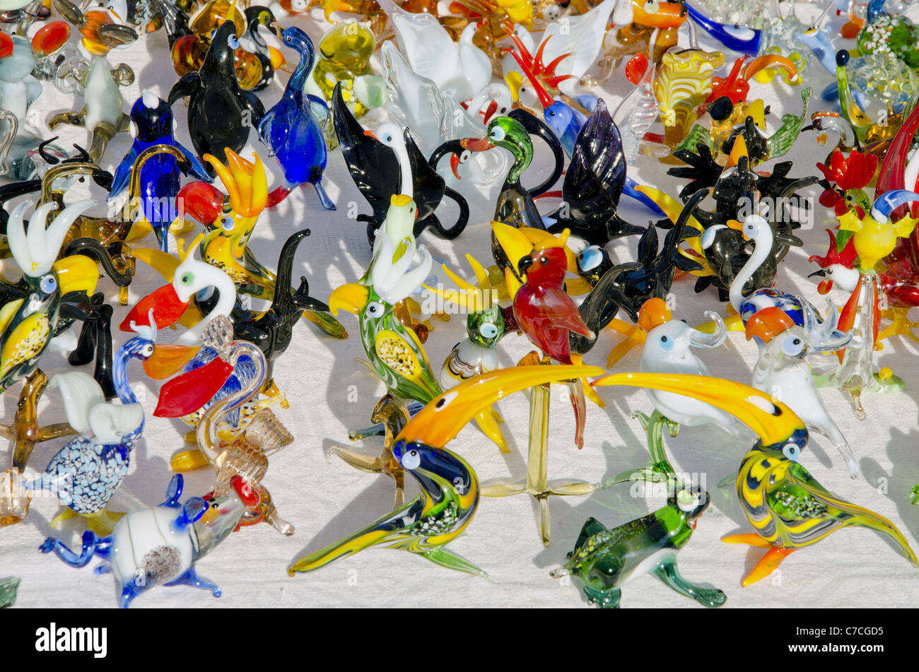 Un sacco di colorate a mano uccello di vetro figurine. Splendidamente illuminate in sun. Foto Stock