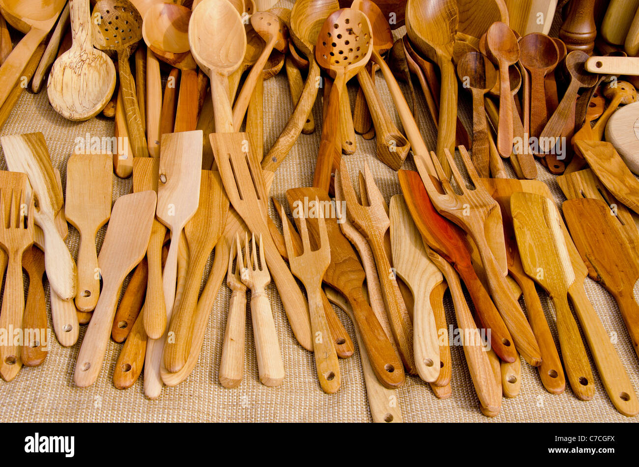 Fair ha venduto un sacco di mano-scoop scolpita, cucchiai, forchette, schiumarola e altri strumenti in legno. Foto Stock