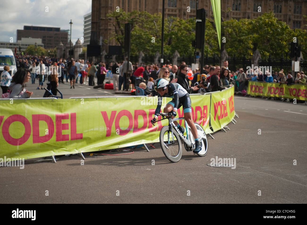 Il tour della Gran Bretagna 2011 Stadio 8 crono nella zona centrale di Londra, Leopard Trek rider entra Whitehall Foto Stock