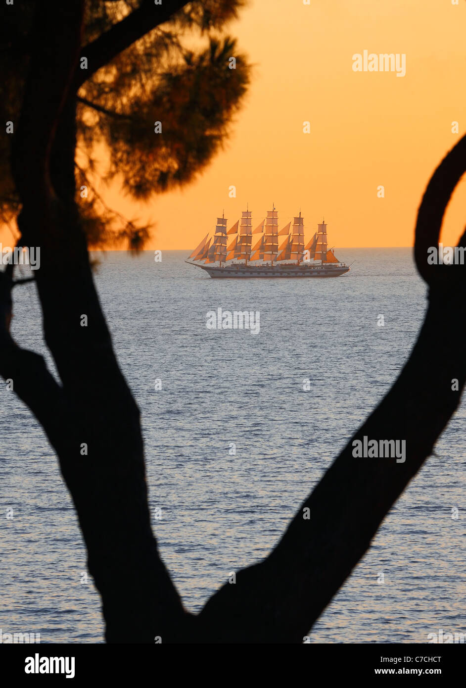 La nave di crociera vela al tramonto nel Mediterraneo Foto Stock