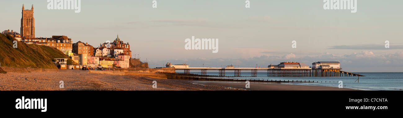 Città Cromer Pier e spiaggia a sunrise in estate in Norfolk Inghilterra Foto Stock